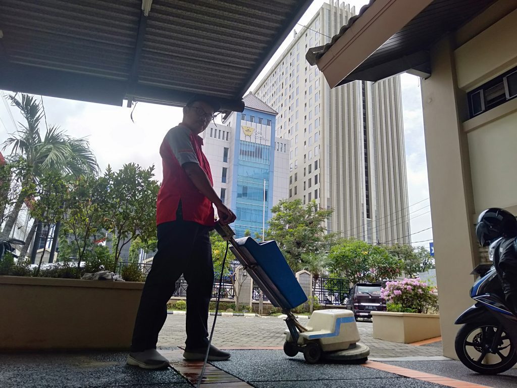 Poles Lantai Keramik