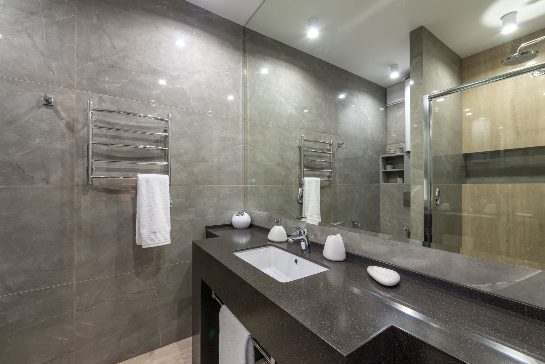 Lantai granit glossy dengan perawatan yang tepat